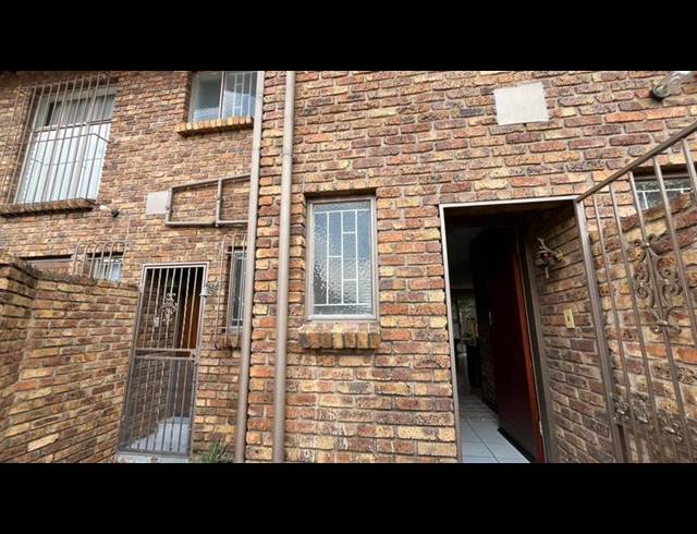 2 BEDROOM TOWNHOUSE FOR SALE IN BOKSBURG SOUTH